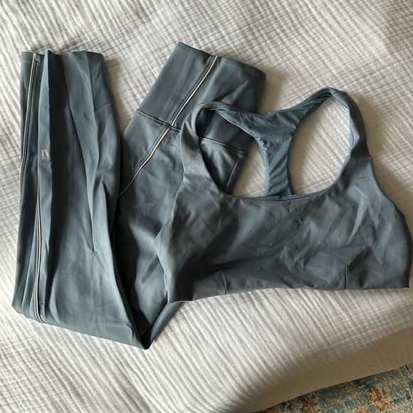 Vuori matching workout set - Picture 1 of 3